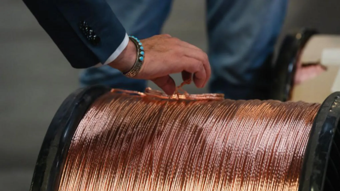 crear imagen para titulo: Chile Faces Copper Consumption Challenges Due to U.S. Tariff Uncertainty